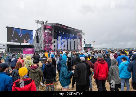 Neuhausen Ob Eck, Deutschland. Juni 2024. Festivalbesucher sehen sich das Adam Angst Konzert beim Southside Festival an. Das Rockmusikfestival ist eines der größten Open-Air-Festivals in Deutschland. Quelle: Silas Stein/dpa/Alamy Live News Stockfoto