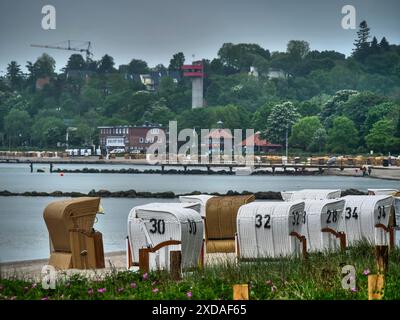 Strand mit Liegestühlen, im Hintergrund Bäume und Gebäude, bewölkter Himmel, eckernfoerde, schleswig-holstein, deutschland Stockfoto