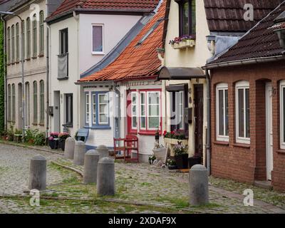 Reihen von Fachwerkhäusern mit bunten Fensterläden in einer Kopfsteinpflasterstraße, arnis, schleswig-holstein, deutschland Stockfoto