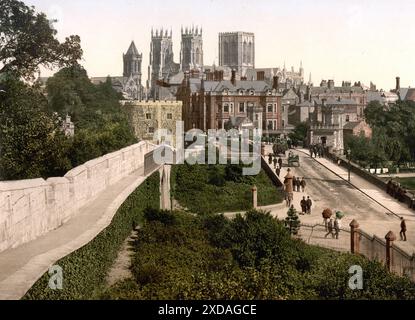 Blick von der Stadtmauer auf die Altstadt, York, Stadt im Norden von England, Historisch, digital restaurierte Reproduktion von einer Vorlage aus dem Stockfoto