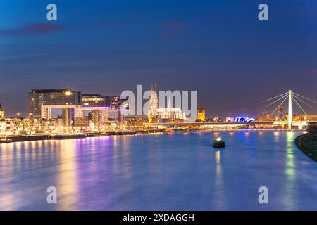 Panorama von der Südbrücke, Rheinauhafen mit Kranhäusern, Dom und Severinsbrücke, Köln, Nordrhein-Westfalen, Deutschland Stockfoto