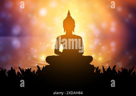 Buddha Statue Silhouette Buddha sitzt auf Lotusblume auf orangem Hintergrund Stockfoto