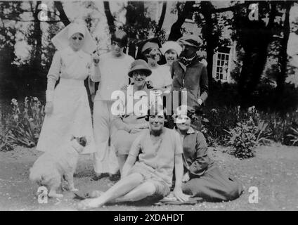 Eine Gruppe von acht Damen, Whit Monday, zwei in Krankenschwester-Uniform, eine mit einer Graduiertenmütze und dunklem Gesicht und eine andere als Mann gekleidet. Mode und Kultur. Aus einer Sammlung von Schnappschussfotos einer Gruppe von Frauen, 1928. Es gab nur wenige Anmerkungen auf den Fotos, aber die Frauen schienen als Gruppe zu reisen und hatten eindeutig eine Vorliebe für die englische Grafschaft Kent. Einige der Fotos deuten darauf hin, dass sie Feministinnen ihrer Zeit waren, und obwohl sie weitgehend unbekannt sind, habe ich sie aufgenommen, da sie einige der Mode der Zeit repräsentieren. Stockfoto