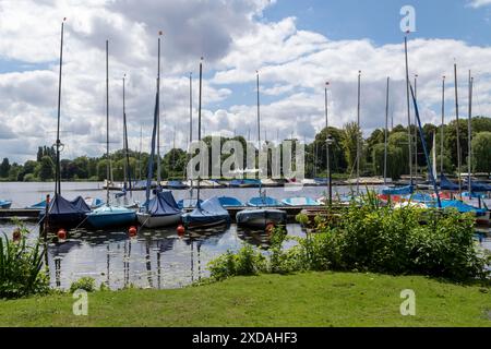 Segelboote im Jachthafen der Segelgemeinschaft Hamburg e.V. vor blauem Himmel im Sommer auf der Alster, Hamburg Stockfoto