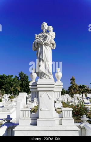 Friedhof Cementerio Santa Ifigenia, Santiago de Cuba, Altstadt, Kuba, Karibik, Mittelamerika, Weiße Statue der Jungfrau Maria mit Kind auf A Stockfoto