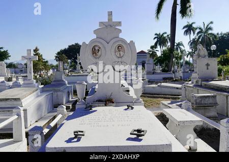 Friedhof Cementerio Santa Ifigenia, Santiago de Cuba, Altstadt, Kuba, Karibik, Zentralamerika, Ein großes Denkmal mit Bildern der Verstorbenen Stockfoto