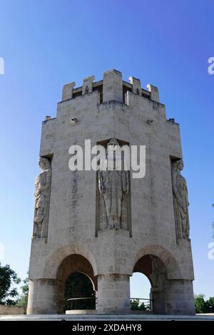 Friedhof Cementerio Santa Ifigenia, Santiago de Cuba, Kuba, Zentralamerika, beeindruckendes Mausoleum mit Skulpturen und historischer Architektur unter A Stockfoto