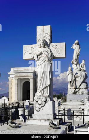 Friedhof Cementerio Santa Ifigenia, Santiago de Cuba, Altstadt, Kuba, Karibik, Zentralamerika, Grab mit Engelsfigur und Kreuz aus weiß Stockfoto