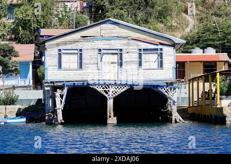 Cayo Granma Island, Kuba, Karibik, Mittelamerika, Alt, rustikales Holzhaus an einer Uferpromenade, schafft eine tropische und nostalgische Atmosphäre, Kuba Stockfoto