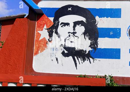 Baracoa, Kuba, Zentralamerika, Wandbild von Che Guevara mit kubanischer Flagge im Hintergrund, Kuba Stockfoto