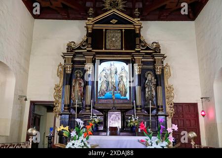 Camagueey, Altstadt, Kuba, Karibik, Mittelamerika, Kirchenaltar mit goldenen Details, Heiligenfiguren und Blumenarrangements, große Antillen Stockfoto