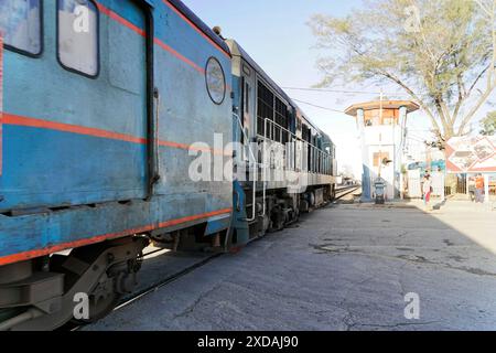 Altstadt, Camagueey, Provinz Camagueey, Kuba, Zentralamerika, der blaue Zug fährt an der Hütte des Eisenbahnbesitzers vorbei, Greater Antilles, Karibik, Amerika Stockfoto