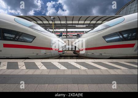 Zwei Intercity-Züge ICES miteinander verbunden, Nürnberg Hauptbahnhof, Mittelfranken Bayern, Deutschland Stockfoto