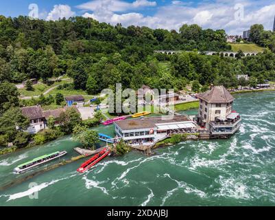 Aus der Vogelperspektive auf die Anlegestelle, den Schiffshafen und die Schloessli Woerth mit Panoramarestaurant unterhalb des Rheinfalls, Neuhausen, Kanton Schaffhausen Stockfoto