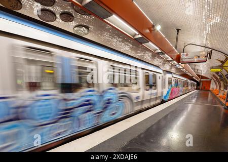 Abfahrt des Zuges in einer U-Bahn-Station, Paris, Ile de France, Frankreich, Paris, Ile de France, Frankreich Stockfoto