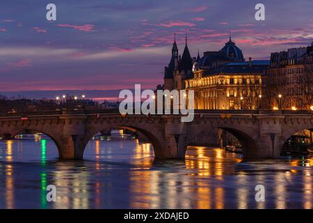 Pont Neuf und La Conciergerie Justizpalast an der seine, Ile de la Cite, Ile Saint-Louis, Paris, Ile de France, Frankreich, Paris, Ile de France Stockfoto
