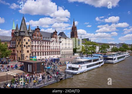 Saalhof mit Mietturm und Ausflugsbooten am Mainkai unter blauem Himmel mit Cumuluswolken in Frankfurt am Main, Hessen, Deutschland Stockfoto