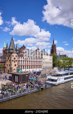 Saalhof mit Mietturm und Ausflugsbooten am Mainkai unter blauem Himmel mit Cumuluswolken in Frankfurt am Main, Hessen, Deutschland Stockfoto