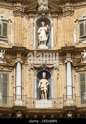 Fassade, die die Sommersaison mit Statuen von Philipp II. Und Santa Ninfa, Quattro Canti, Palermo, Sizilien, Italien darstellt Stockfoto