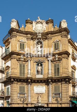 Fassade, die die Sommersaison mit Statuen von Philipp II. Und Santa Ninfa, Quattro Canti, Palermo, Sizilien, Italien darstellt Stockfoto