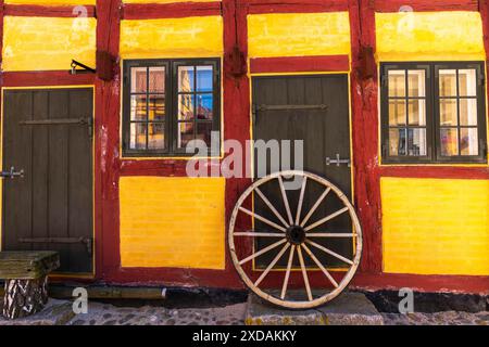 Kerteminde, Andresens Gaard, historischer Kaufmannshof, restauriertes Fachwerkhaus, Detail, fenster, Türen, hölzerne Wagenräder, Great Belt, Fyn, Fyn Stockfoto