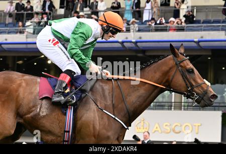 21. Juni 2024; Ascot Racecourse, Berkshire, England: Royal Ascot Horse Racing, Tag 4; Crystal Black geritten von Colin Keane trainiert von Gerard Keane gewinnt Rennen 4; The Duke of Edinburgh Stakes Stockfoto