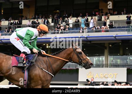 21. Juni 2024; Ascot Racecourse, Berkshire, England: Royal Ascot Horse Racing, Tag 4; Crystal Black geritten von Colin Keane trainiert von Gerard Keane gewinnt Rennen 4; The Duke of Edinburgh Stakes Stockfoto