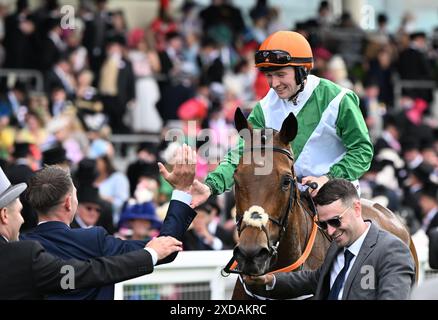 21. Juni 2024; Ascot Racecourse, Berkshire, England: Royal Ascot Horse Racing, Tag 4; Crystal Black geritten von Colin Keane trainiert von Gerard Keane gewinnt Rennen 4; der Duke of Edinburgh Stakes, Colin Keane feiert mit den Besitzern Stockfoto