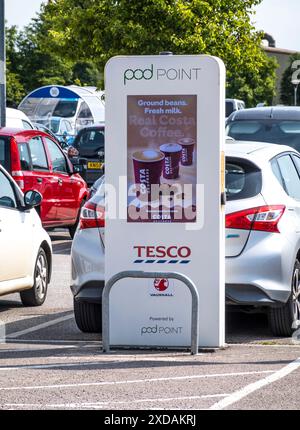 Pod Point am Parkplatz Tesco, Wragby Road, Lincoln City, Lincolnshire, England, UK Stockfoto