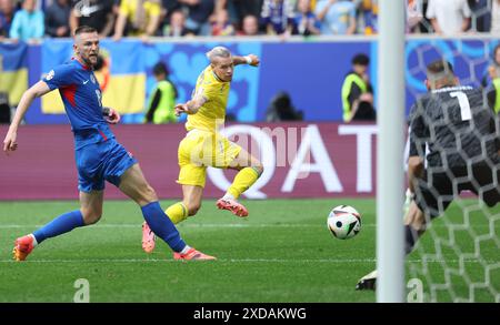 Düsseldorf, Deutschland. Juni 2024. Mykhailo Mudryk (2. R) aus der Ukraine schießt während des Gruppenspiels der UEFA Euro 2024 zwischen der Slowakei und der Ukraine am 21. Juni 2024 in Düsseldorf. Quelle: Pan Yulong/Xinhua/Alamy Live News Stockfoto