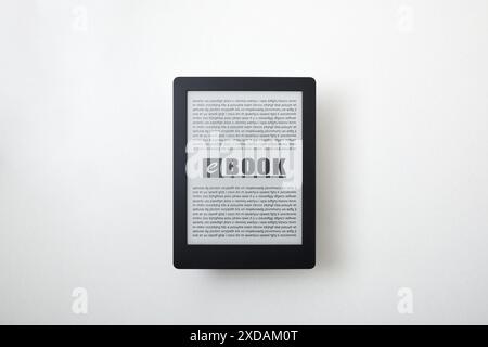 Detail des E-Books mit geschriebenem Text auf weißem Hintergrund. Draufsicht Stockfoto