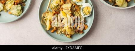 Köstliche herzhafte Abendessen oder Mittagessen, gebratene junge Kartoffeln mit Waldpilzen Chanterelles mit Dill, gekochte Eier, saisonale Speisen Stockfoto
