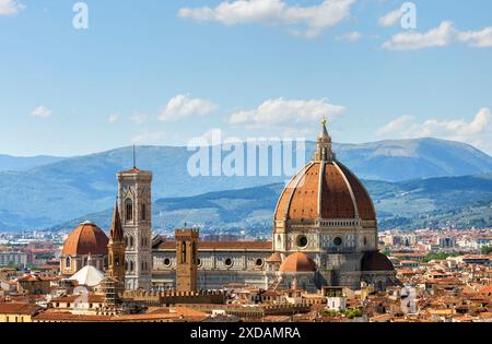 Blick auf den Dom Santa Maria del Fiore und den Glockenturm von Giotto in Florenz, Italien, in einem farbenfrohen Sonnenuntergang, aus der Vogelperspektive Stockfoto