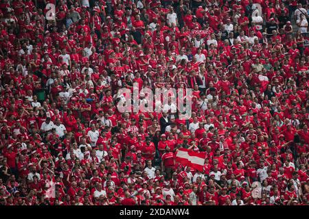 Berlin, Deutschland. Juni 2024. Fußball, UEFA Euro 2024, Europameisterschaft, Polen - Österreich, Vorrunde, Gruppe D, Spieltag 2, Olympiastadion Berlin, die Fans Österreichs folgen dem Spiel. Quelle: Sören Stache/dpa/Alamy Live News Stockfoto