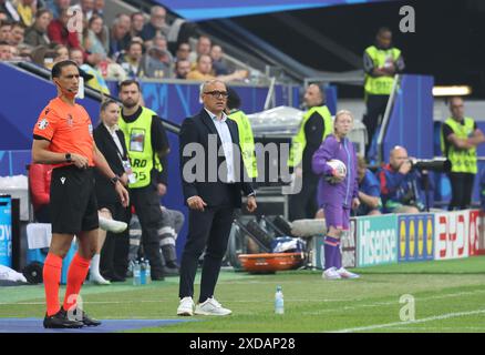 Düsseldorf, Deutschland. Juni 2024. Der slowakische Trainer Francesco Calzona im Einsatz beim Gruppenspiel der UEFA EURO 2024 Slowakei gegen Ukraine in der Düsseldorf Arena in Düsseldorf. Quelle: Oleksandr Prykhodko/Alamy Live News Stockfoto