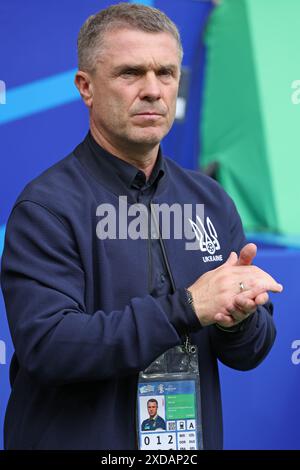 Düsseldorf, Deutschland. Juni 2024. Der ukrainische Trainer Serhiy Rebrov bedankt sich beim Gruppenspiel der UEFA EURO 2024 Slowakei gegen die Ukraine in der Düsseldorfer Arena in Düsseldorf. Quelle: Oleksandr Prykhodko/Alamy Live News Stockfoto