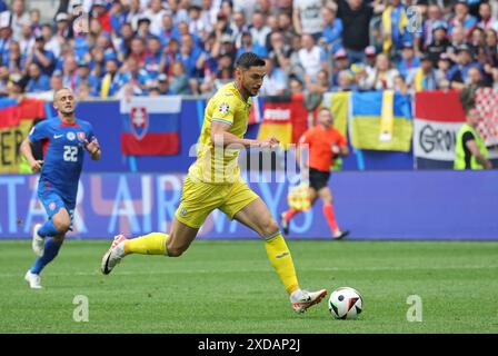 Düsseldorf, Deutschland. Juni 2024. Roman Jaremtschuk von der Ukraine greift während des Gruppenspiels der UEFA EURO 2024 Slowakei gegen Ukraine in der Düsseldorf Arena in Düsseldorf an. Quelle: Oleksandr Prykhodko/Alamy Live News Stockfoto