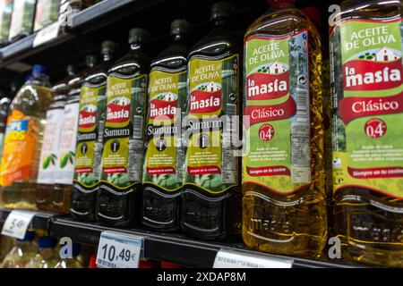 Barcelona, Spanien. Juni 2024. Die spanische Regierung hat beschlossen, die Mehrwertsteuer auf Olivenöl aufgrund des erheblichen Preisanstiegs im vergangenen Jahr aufzuheben und sie von 5 % auf 0 zu senken. El gobierno español ha decidido retirar el IVA del aceite de oliva debido a la fuerte subida de precios desde hace más de un año, bajándolo del 5 por ciento al 0. News Politics -Barcelona, Spanien freitag, 21. juni 2024 (Foto: Eric Renom/LaPresse) Credit: LaPresse/Alamy Live News Stockfoto