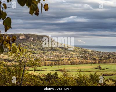 Panoramablick auf den Berg Badacsony im ungarischen Balatonfelvidék mit Weinbaugebiet Balaton im Vordergrund im Herbst Stockfoto
