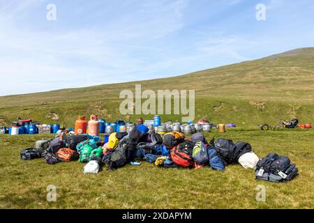 Die Ausrüstung für die Höhlen an der Winde trifft sich an einem sonnigen Tag in der Gill Höhle in der Nähe von Ingleborough im Yorkshire Dales National Park in England. Stockfoto