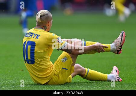 Der ukrainische Mykhailo Mudryk (10) erlitt am 2 . Spieltag in der Gruppe E in der Gruppenphase des UEFA Euro 2024-Turniers am Freitag, den 21 . Juni 2024 in Düsseldorf eine Verletzung während eines Fußballspiels zwischen den Nationalmannschaften der Slowakei und der Ukraine . FOTO SPORTPIX | David Catry Stockfoto