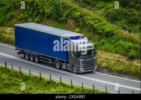 JWC TRANSPORT LTD V888 JWC SCANIA V8 TRANSPORT EINES SDC CURTAINSIDE-ANHÄNGERS AUF DER A487 Stockfoto