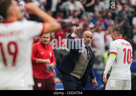 Berlin, Deutschland. Juni 2024. Fußball, UEFA Euro 2024, Europameisterschaft, Polen - Österreich, Vorrunde, Gruppe D, Spieltag 2, Olympiastadion Berlin, Polens Trainer Michal Probierz spricht während des Spiels mit Piotr Zielinski (r). Quelle: Sören Stache/dpa/Alamy Live News Stockfoto