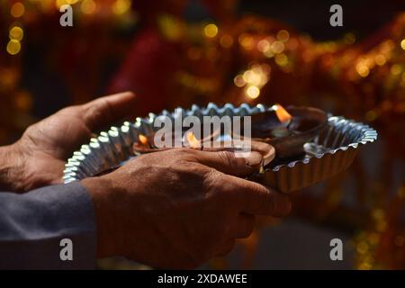 Gandarbal, Indien. Juni 2024. Hindugeweihte beten während des jährlichen „Mela Kheer Bhawani“-Festivals am 14. Juni 2024 in einem Tempel im Dorf Tull Mulla am Stadtrand von Srinagar, Indien. (Foto: Mubashir Hassan/Pacific Press/SIPA USA) Credit: SIPA USA/Alamy Live News Stockfoto