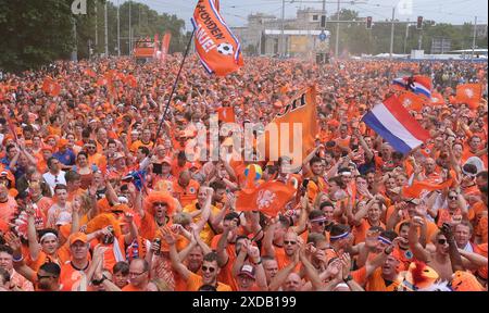 Leipzig, Deutschland. Juni 2024. Fußball, UEFA Euro 2024, Europameisterschaft, Niederlande - Frankreich, Vorrunde, Gruppe D, Spieltag 2. fanmarsch der Niederlande. Quelle: Sebastian Willnow/dpa/Alamy Live News Stockfoto