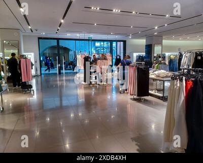 Toronto, ON, Kanada - 21. Juni 2024: Ansicht der Regale und Regale mit dem Laden clothesшт ZARA Stockfoto