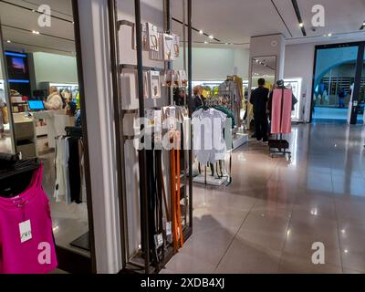 Toronto, ON, Kanada - 21. Juni 2024: Ansicht der Regale und Regale mit dem Laden clothesшт ZARA Stockfoto