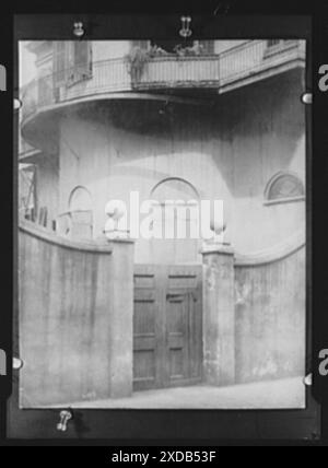 Äußerer Hof der alten Louisiana Bank, New Orleans. Genthe Fotosammlung. Stockfoto