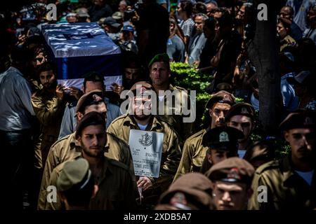 Israelische Soldaten tragen den Sarg des gefallenen Soldaten Omer Smadga bei seiner Beerdigung auf dem Militärfriedhof in Netanya am Freitag, 21. Juni 2024. Smadga starb am Donnerstag im Kampf gegen die Hamas im Gazastreifen. Sein Vater, Oren, sprach über sein Grab und rief die IDF auf, so hart wie möglich zu kämpfen. Mach so hart wie möglich weiter. Hör nicht auf, bis wir gewonnen haben. Das ist meine Botschaft an jeden, der im Kampf ist. Am Israel Hai, Ó. Oren Smadga ist der israelische Judo-Medaillengewinner der Olympischen Spiele 1992 in Barcelona und aktueller Trainer der israelischen Mannschaft Stockfoto