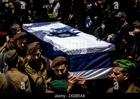 Israelische Soldaten tragen den Sarg des gefallenen Soldaten Omer Smadga bei seiner Beerdigung auf dem Militärfriedhof in Netanya am Freitag, 21. Juni 2024. Smadga starb am Donnerstag im Kampf gegen die Hamas im Gazastreifen. Sein Vater, Oren, sprach über sein Grab und rief die IDF auf, so hart wie möglich zu kämpfen. Mach so hart wie möglich weiter. Hör nicht auf, bis wir gewonnen haben. Das ist meine Botschaft an jeden, der im Kampf ist. Am Israel Hai, Ó. Oren Smadga ist der israelische Judo-Medaillengewinner der Olympischen Spiele 1992 in Barcelona und aktueller Trainer der israelischen Mannschaft Stockfoto